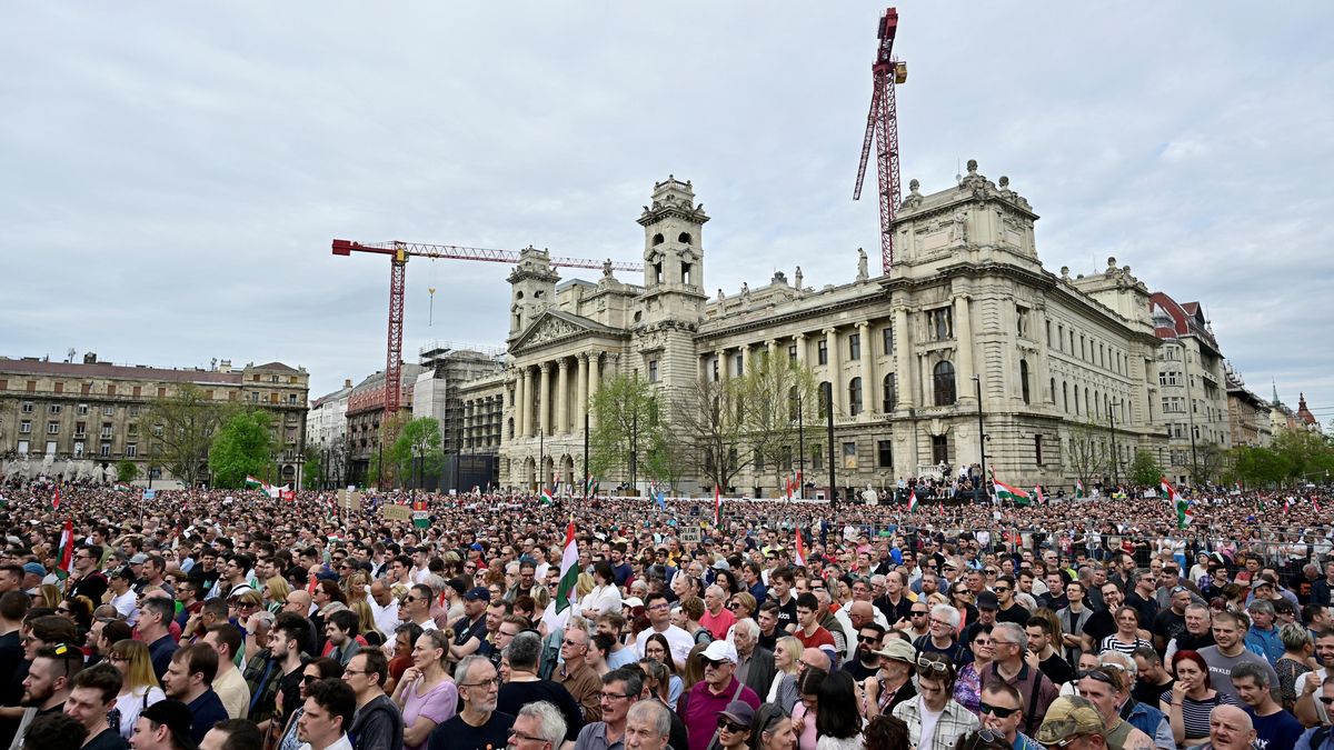 Desítky tisíc lidí demonstrují v centru Budapešti. Žádají odstoupení Orbána